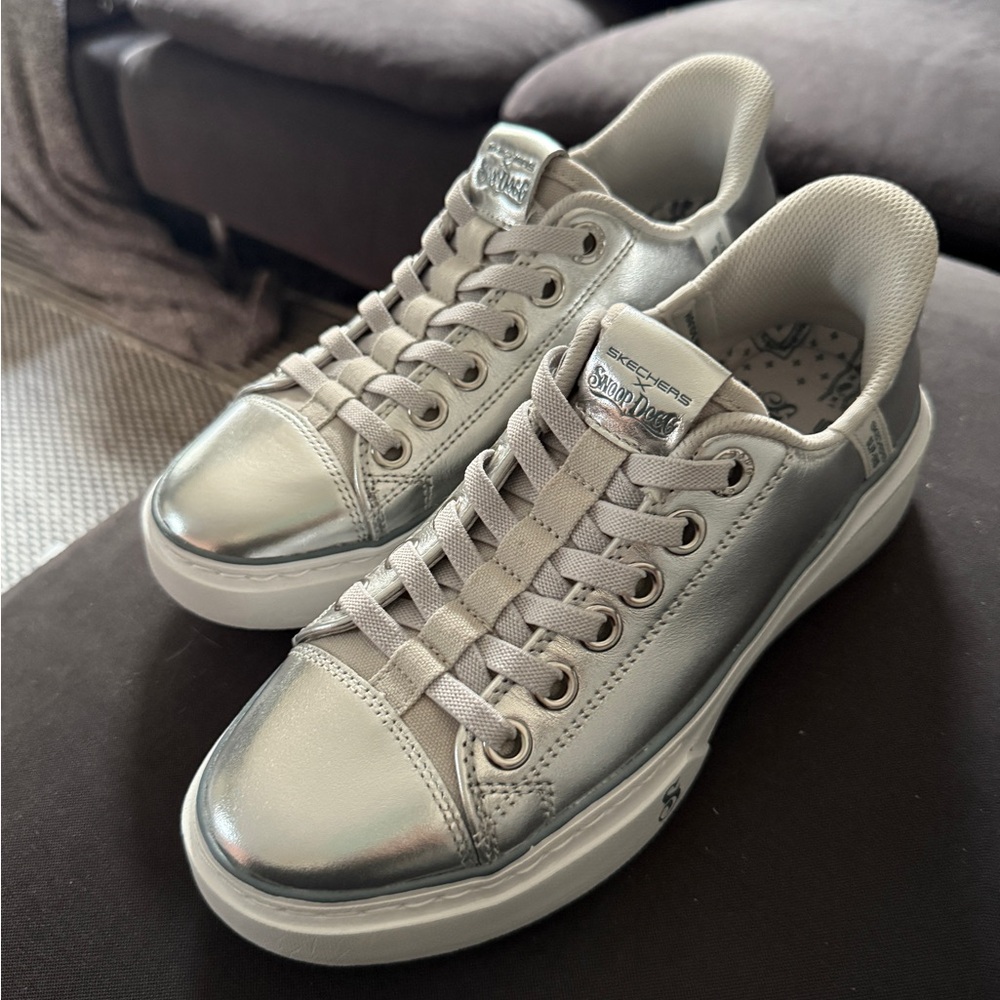 Skechers Silver Metallic Women's Low-Top Sneakers - Size 6